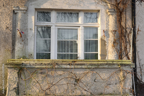 Fototapeta Naklejka Na Ścianę i Meble -  Old lonely window of a german house