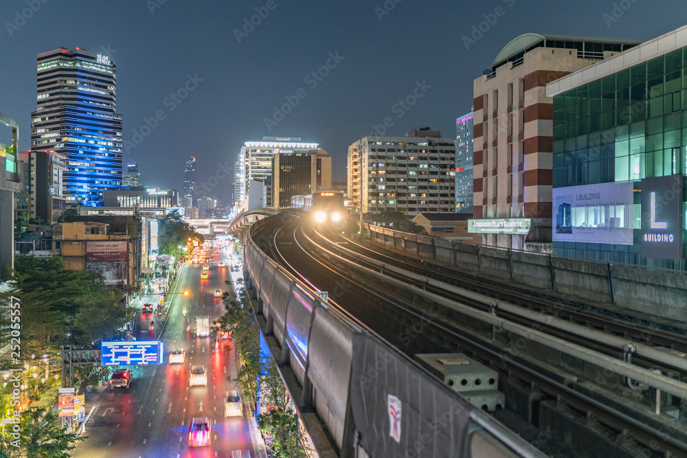 Fototapeta premium Bangkok Skytrain bei Nacht