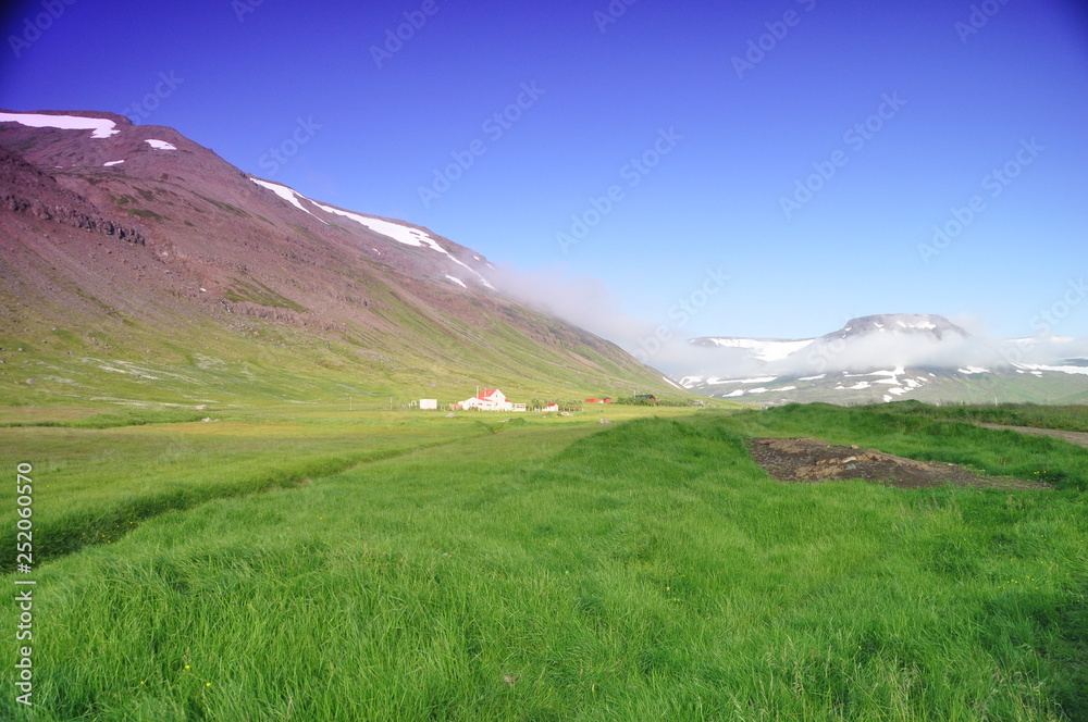 Fototapeta premium Island Berglandschaft Bolungarvik