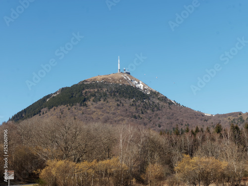 Paysages de montagnes. Vue sur Le Puy de Dôme en Auvergne situé dans la chaîne des Puys au nord du Massif central photo