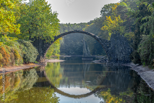 Die Rakotzbrücke im Rhododendronpark © Christian-Photo