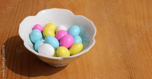 Tableau sur toile Huevos multicolor de chocolate con almendra