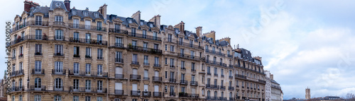 Panoramic view of buildings of the Paris island of the city in winter © Guy