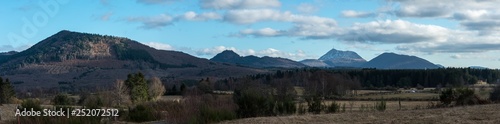 panorama de la chaine des puys en Auvergne