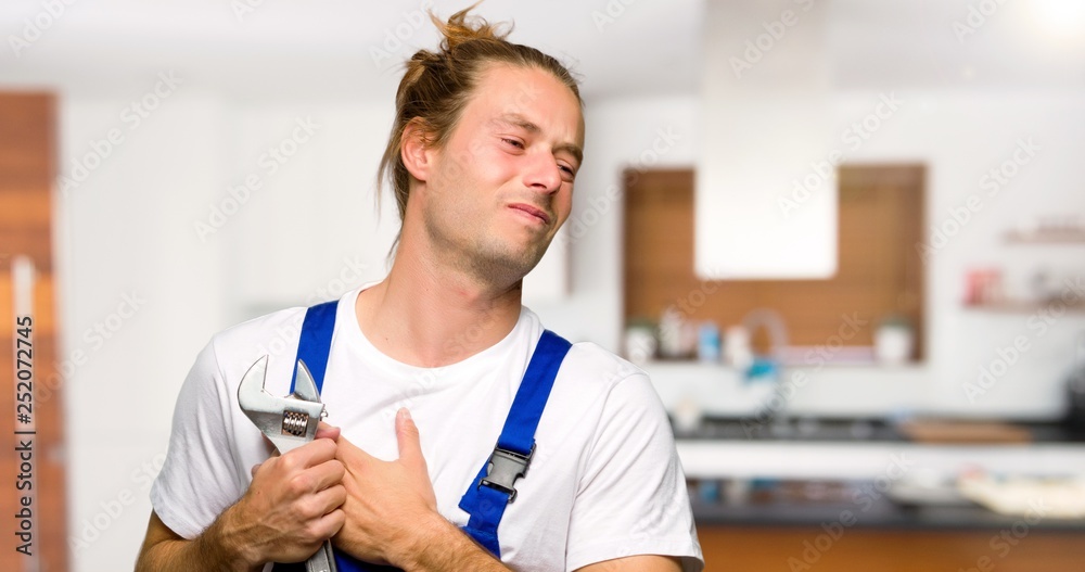 Obraz premium Workman having a pain in the heart in a house