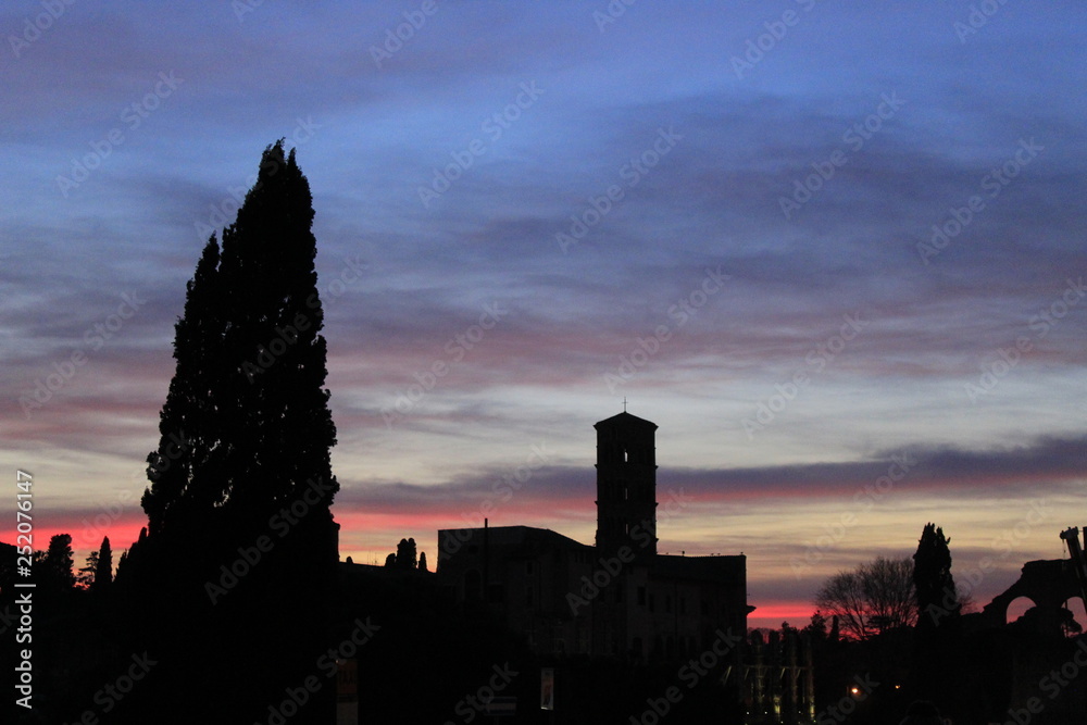 Obraz premium Tramonto con campanile a Roma