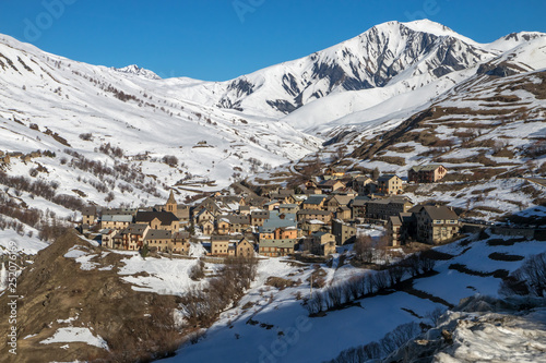 Village du Chazelet dans les Haute-Alpes en hiver , France photo