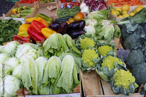 Vegetali, broccoli, verdura. insalata, peperoni, vendita in mercato