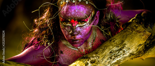 Foto Woman in bodypaint playing on the Mangrove beach