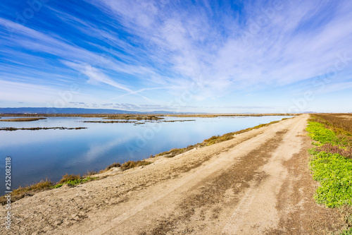 Φωτογραφία Levee in Alviso marsh, south San Francisco bay, San Jose, California
