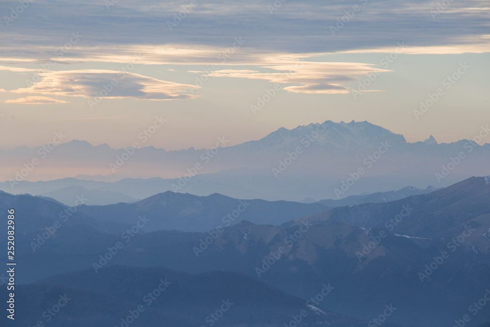Naklejka premium Sunset at Due Mani peak