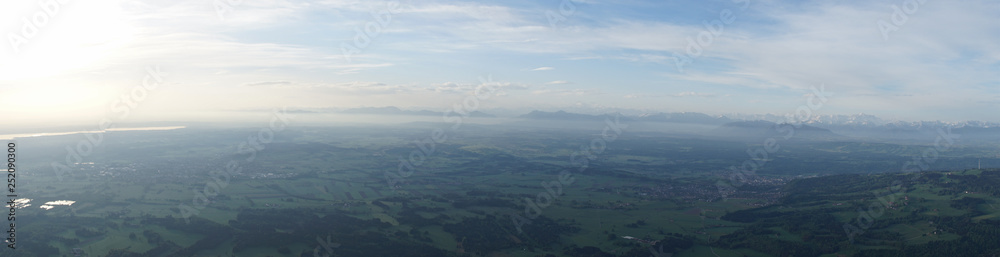 Panorama: Landschaft im bayerischen Voralpenland