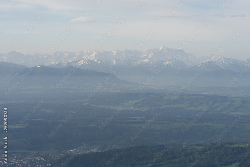 Landschaft im bayerischen Voralpenland - Blick aus dem Heißluftballon