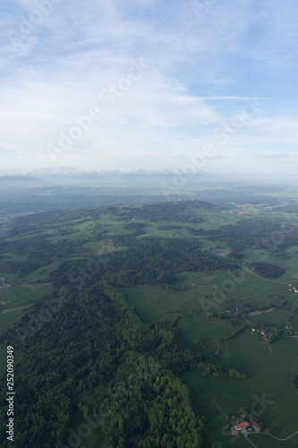 Landschaft im bayerischen Voralpenland - Blick aus dem Heißluftballon © tina7si