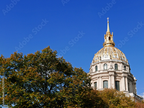 cupola dorata illuminata dal sole a parigi photo