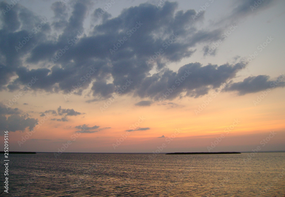 sea ​​horizon setting sun and clouds