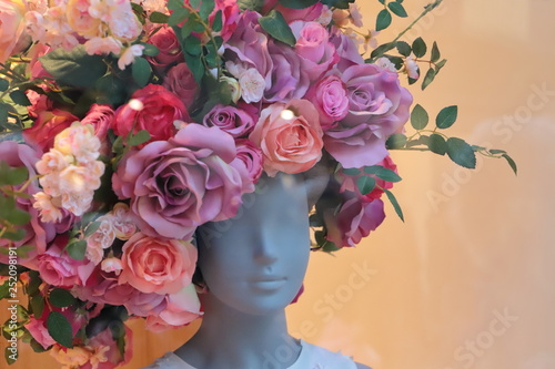 Testa di manichino di bambina con fiori, Child mannequin head with flowers