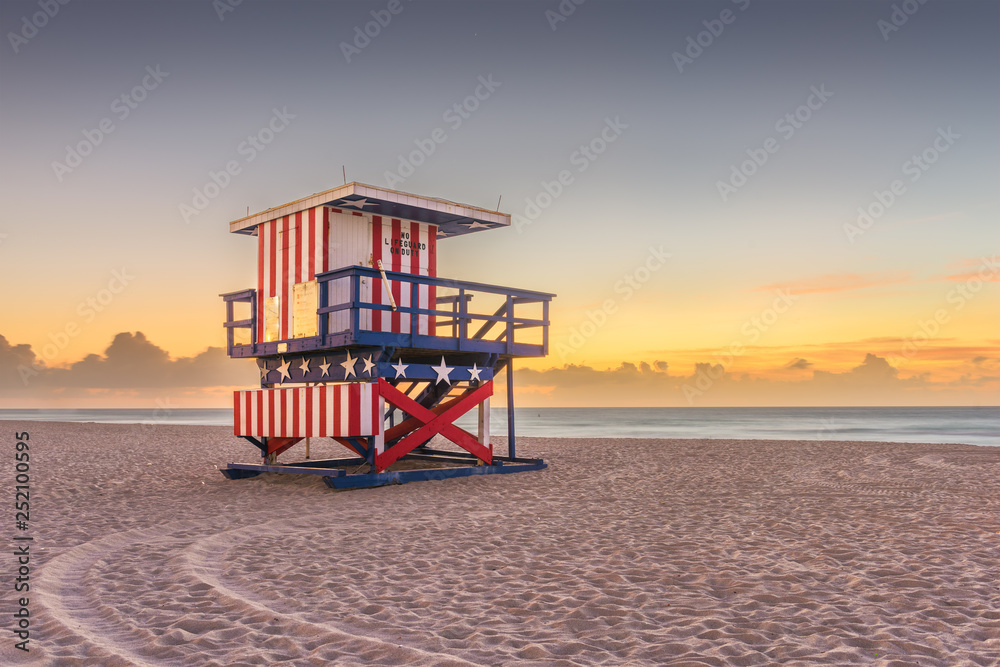Fototapeta premium Miami Beach, Florida, USA sunrise and life guard tower