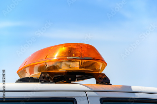 orange Warnleuchte auf einem Fahrzeug