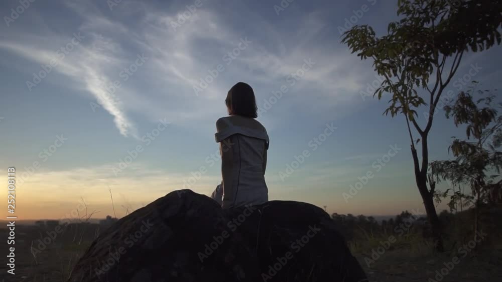  mulher olhando o pôr do sol