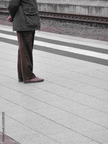 Bahnsteig, warten, mann, gleis, Bahnhof , Zugverspätung, Züge, schienen, Zeit, Wartezeit, 