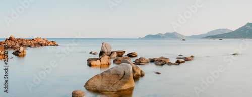 Quadro em tela Blick auf das weite ferne Meer mit Felsen und Steinen im Vordergrund im Wasser
