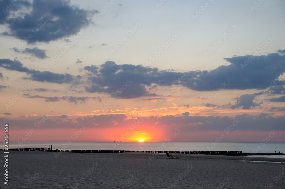 Obraz premium Sunshet in the netherlands with cloudy weather