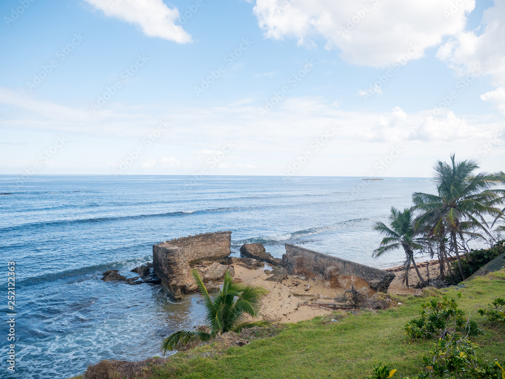 Ruins on the seashore in Old San Juan. Puerto Rico (Baja mar)
