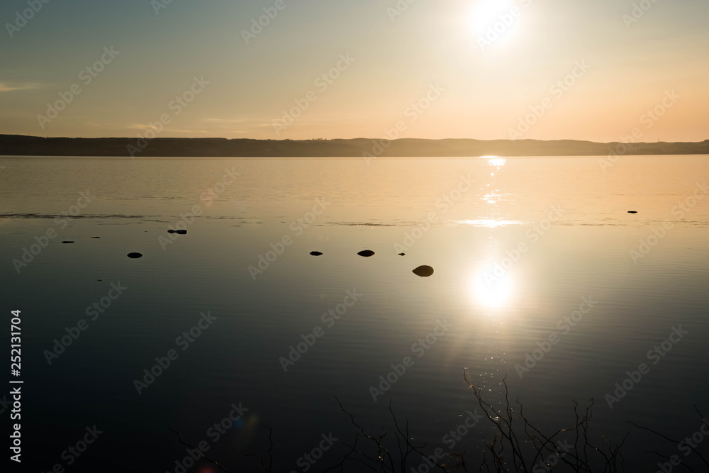 湖面に映る夕暮れの太陽