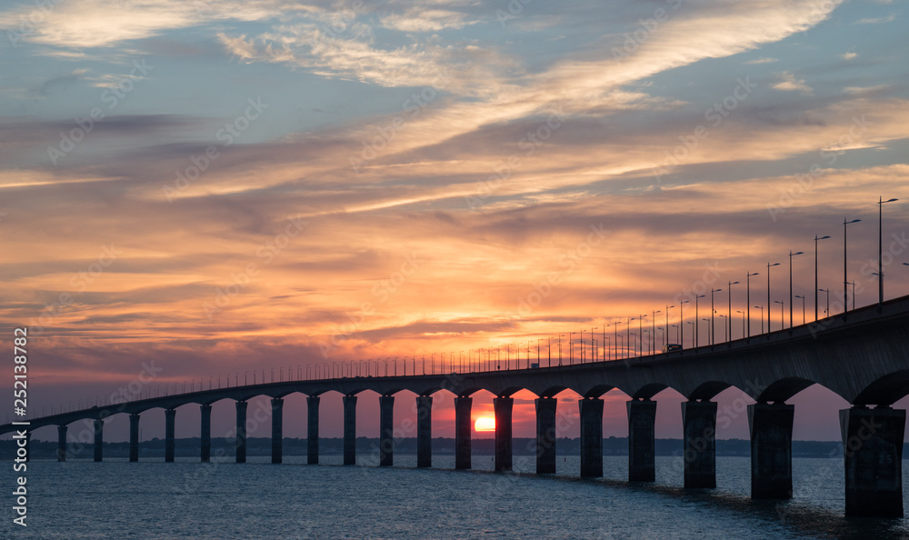Coucher de soleil pont de l'ile de Ré Charente Maritime France