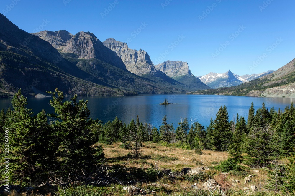 Saint Mary Lake with Wild Goose Island, left Red Eagle Mountain, Mahtotopa  Mountain and Lille Chief Mountain, Glacier National Park, Rocky Mountains,  Montana, USA, North America Stock Photo | Adobe Stock