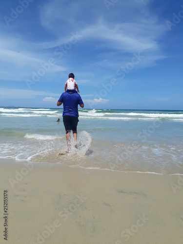 Fotografía Mar disfrutando en hombros de papá