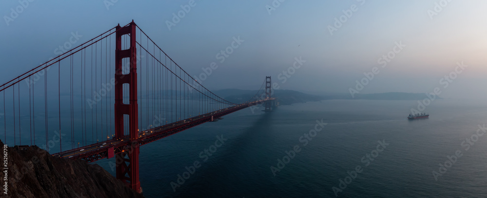 Obraz premium Piękny widok na most Golden Gate podczas mglistego zachodu słońca. Zrobiono w San Francisco, Kalifornia, Stany Zjednoczone.