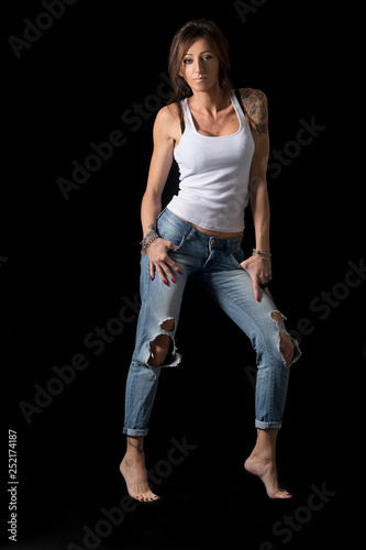 Modella su fondo nero con jeans photo