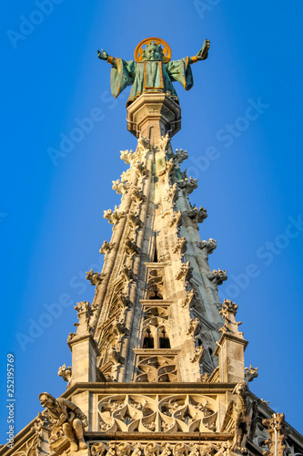 Münchner Kindl wacht auf Rathausturm in München, Wappenfigur Marienplatz Bayern photo