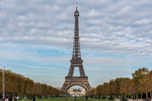 Torre Eiffel numa vista paisagística, Paris, França