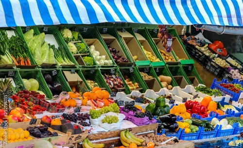 Gesundes Obst und Gemüse am Obststand, München Viktualienmarkt photo