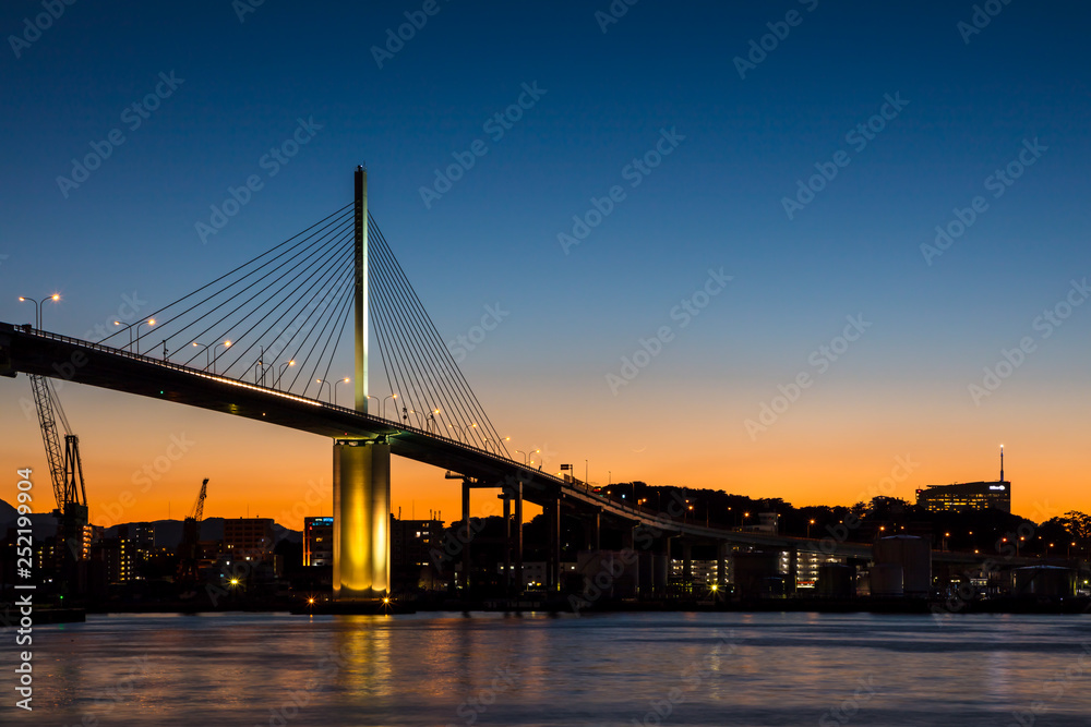 Fototapeta premium 荒津大橋と夕日