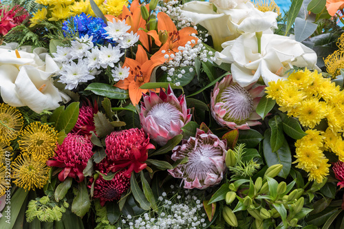 Φωτογραφία Beauty floristic decoration with colorful tropical flowers