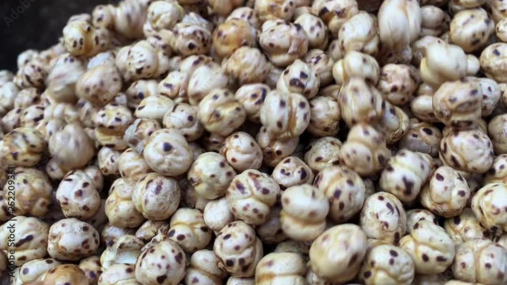 chick peas roasting, roasting chick peas, peas, scoop of chick peas, seller chick peas roasting, roasting chick peas, peas, scoop of chick peas, seller