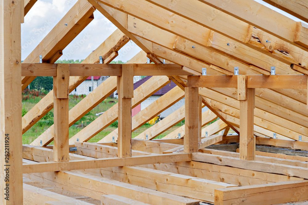 Construction details - framing installing the roof truss system