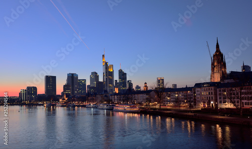 Frankfurt Skyline zur Blauen Stunde © Fotolla