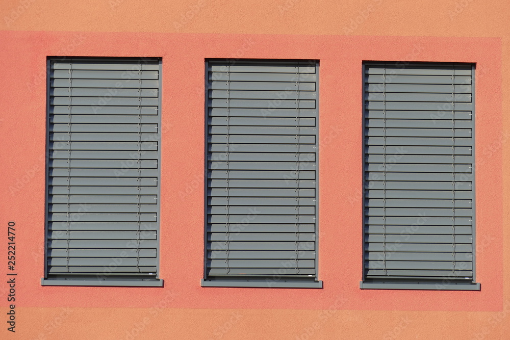 Fenster mit heruntergezogenen Rolläden