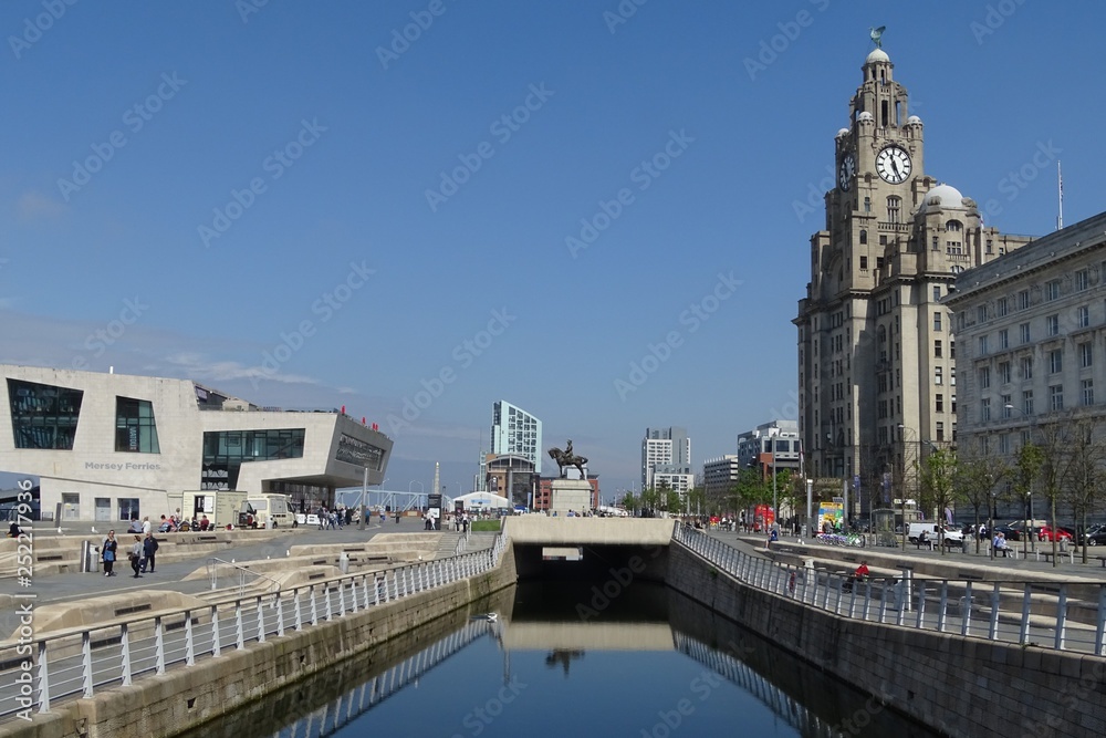 Naklejka premium Liverpool Liver Building and Albert Dock