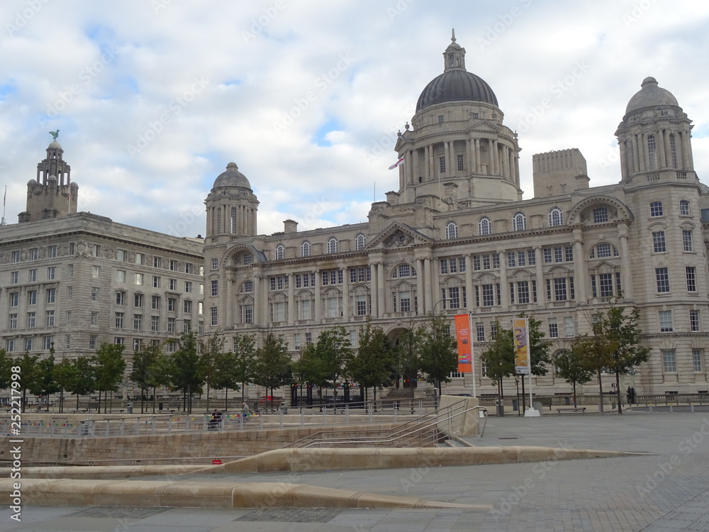 Fototapeta premium Liverpool Liver Building and Albert Dock