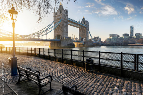 Sonnenaufgang hinter der Tower Bridge in London  Hauptattraktion f  r Touristen in der Stadt  Gro  britannien
