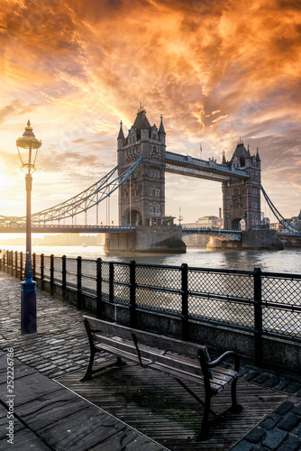 Bew  lkter Sonnenaufgang hinter der Tower Bridge in London ohne Leute
