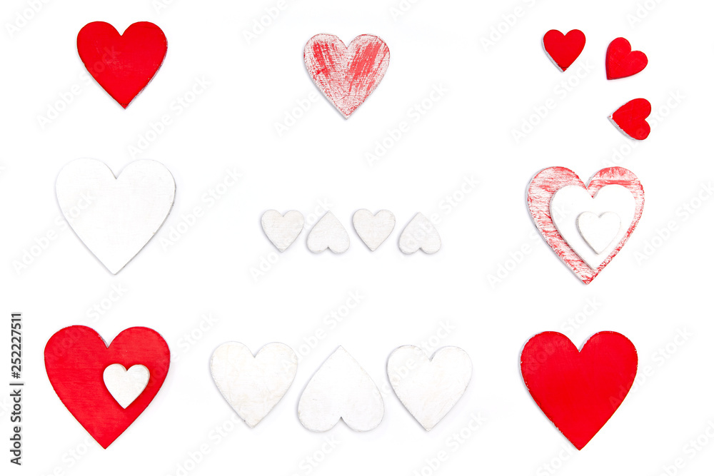Rote und weiße Herzen aus Holz auf weißem Hintergrund zum Freistellen