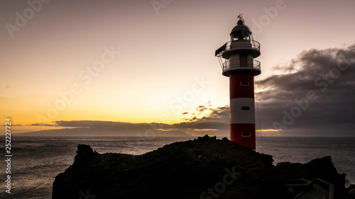 Faro al atardecer.