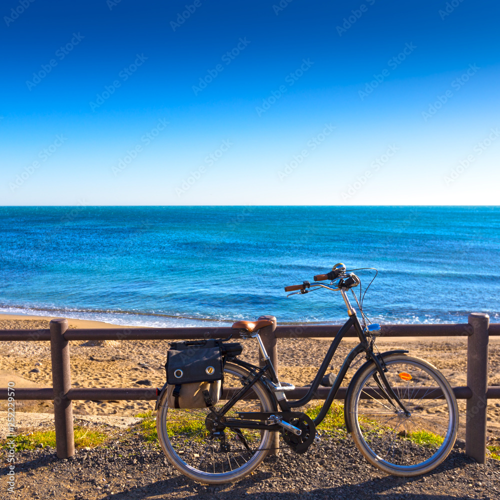 vélo devant la plage